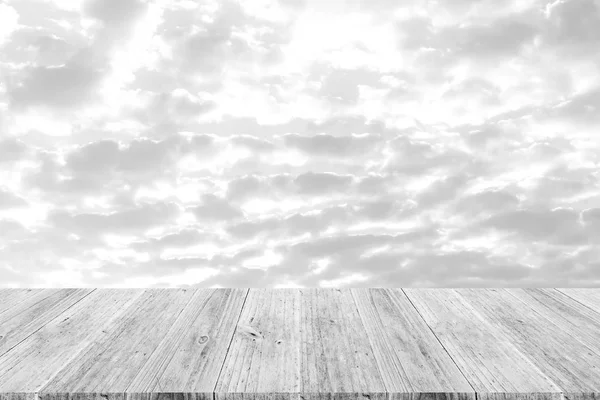 Ahşap Teras, işlem beyaz tarzı ile gökyüzü bulut — Stok fotoğraf