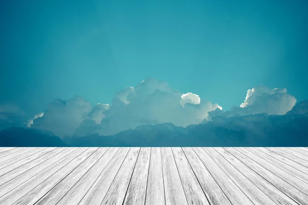 Nube de cielo azul con terraza de madera, proceso en estilo vintage — Foto de Stock