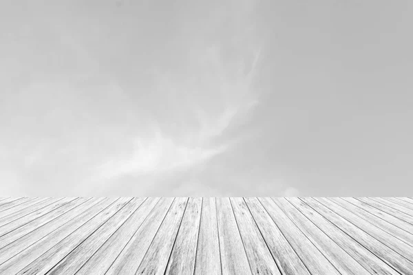 天上的云带木的露台，白色的风格的过程 — 图库照片