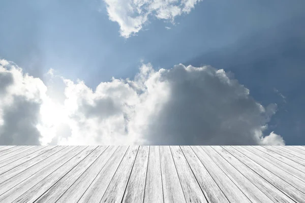 Mavi gökyüzü bulut ile ahşap Teras