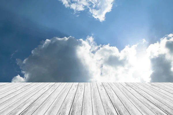 Mavi gökyüzü bulut ile ahşap Teras