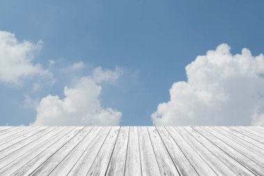 Mavi gökyüzü bulut ile ahşap Teras