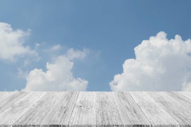 Mavi gökyüzü bulut ile ahşap Teras