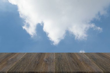 Mavi gökyüzü bulut ile ahşap Teras