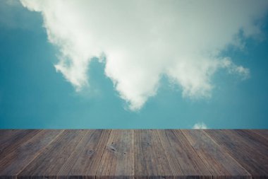 Mavi gökyüzü bulut ile ahşap Teras, vintage tarzı sürecinde