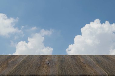 Mavi gökyüzü bulut ile ahşap Teras