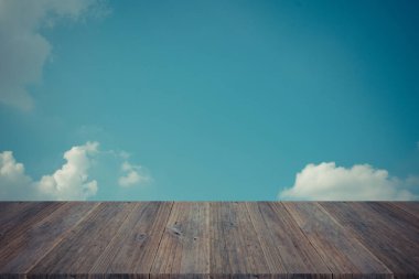 Mavi gökyüzü bulut ile ahşap Teras, vintage tarzı sürecinde