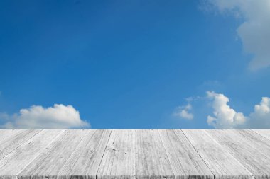 Mavi gökyüzü bulut ile ahşap Teras