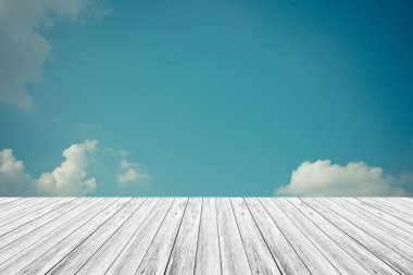 Mavi gökyüzü bulut ile ahşap Teras, vintage tarzı sürecinde