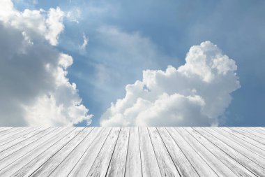 Mavi gökyüzü bulut ile ahşap Teras