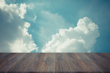 Mavi gökyüzü bulut ile ahşap Teras, vintage tarzı sürecinde