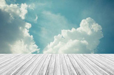 Mavi gökyüzü bulut ile ahşap Teras, vintage tarzı sürecinde