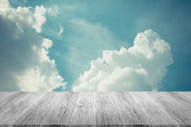 Mavi gökyüzü bulut ile ahşap Teras, vintage tarzı sürecinde