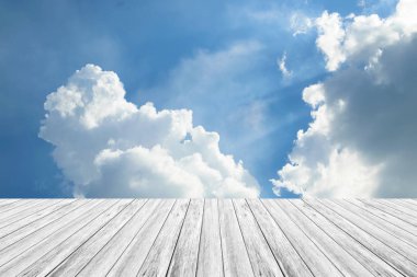 Mavi gökyüzü bulut ile ahşap Teras