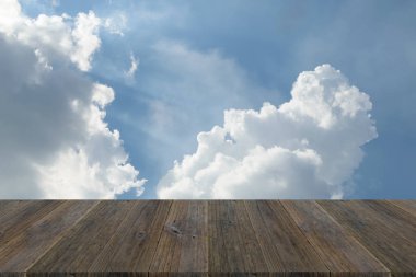 Mavi gökyüzü bulut ile ahşap Teras