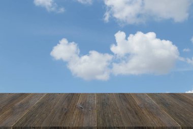 Mavi gökyüzü bulut ile ahşap Teras