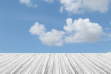 Mavi gökyüzü bulut ile ahşap Teras