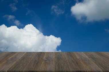 Mavi gökyüzü bulut ile ahşap Teras