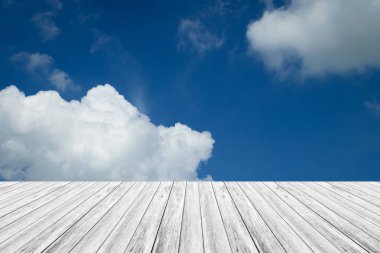 Mavi gökyüzü bulut ile ahşap Teras