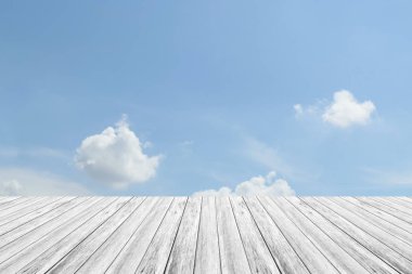 Mavi gökyüzü bulut ile ahşap Teras