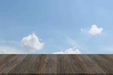 Mavi gökyüzü bulut ile ahşap Teras