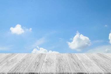 Mavi gökyüzü bulut ile ahşap Teras