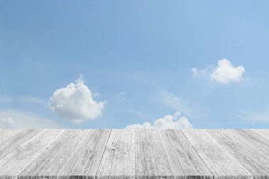 Mavi gökyüzü bulut ile ahşap Teras