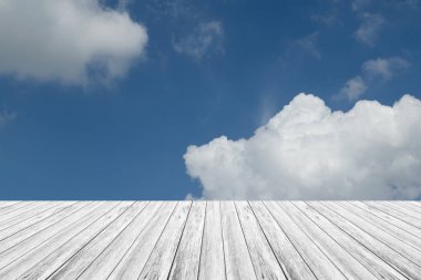 Mavi gökyüzü bulut ile ahşap Teras