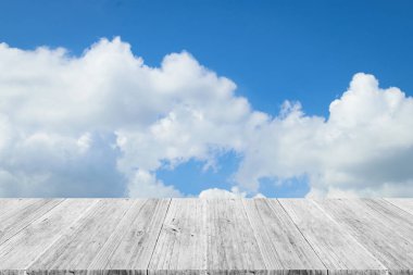 Mavi gökyüzü bulut ile ahşap Teras