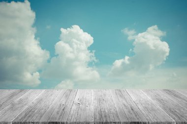 Mavi gökyüzü bulut ile ahşap Teras, vintage tarzı sürecinde