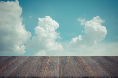 Mavi gökyüzü bulut ile ahşap Teras, vintage tarzı sürecinde