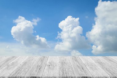 Mavi gökyüzü bulut ile ahşap Teras