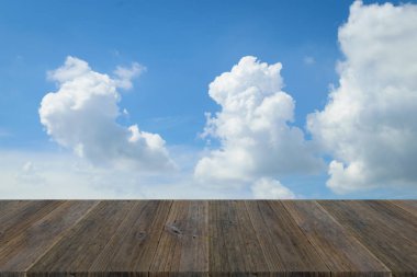 Mavi gökyüzü bulut ile ahşap Teras