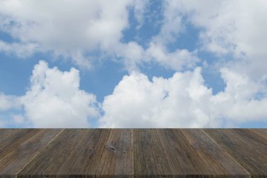 Mavi gökyüzü bulut ile ahşap Teras