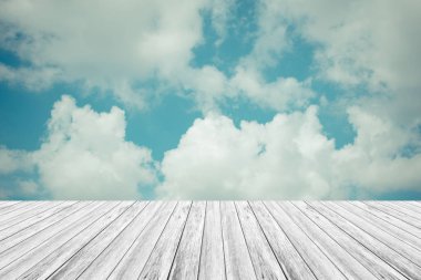 Mavi gökyüzü bulut ile ahşap Teras, vintage tarzı sürecinde