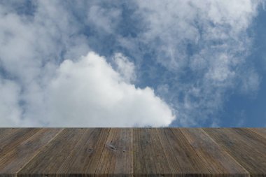 Mavi gökyüzü bulut ile ahşap Teras