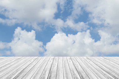 Mavi gökyüzü bulut ile ahşap Teras