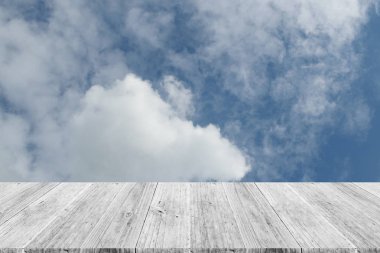 Mavi gökyüzü bulut ile ahşap Teras