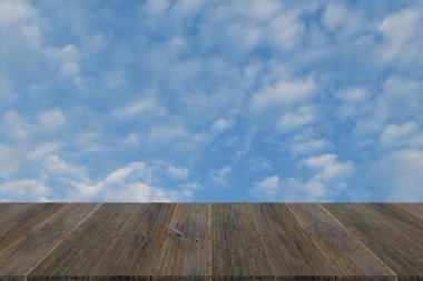 Mavi gökyüzü bulut ile ahşap Teras