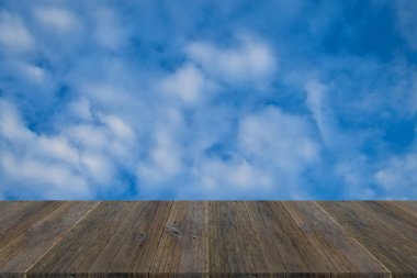 Mavi gökyüzü bulut ile ahşap Teras