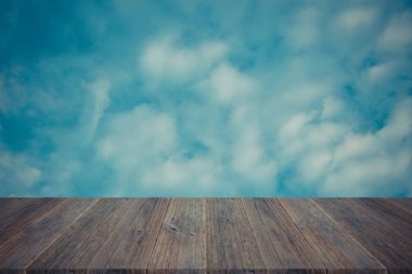 Mavi gökyüzü bulut ile ahşap Teras, vintage tarzı sürecinde