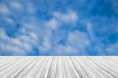 Mavi gökyüzü bulut ile ahşap Teras