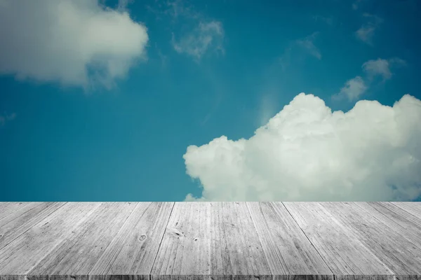 Blauwe hemel wolk met houten terras, proces in vintage stijl — Stockfoto