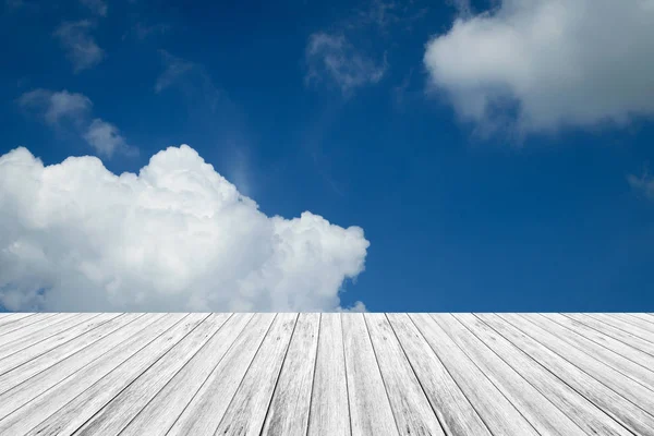 Mavi gökyüzü bulut ile ahşap Teras