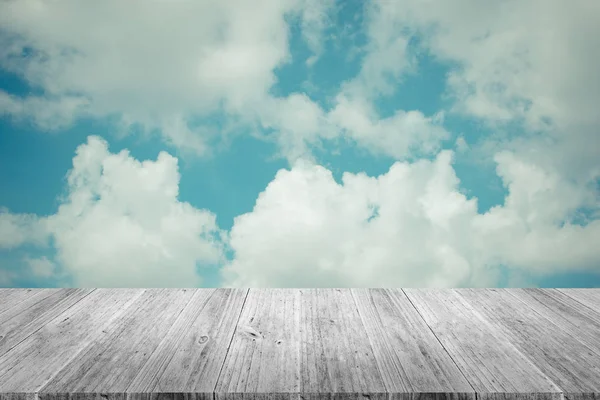 Mavi gökyüzü bulut ile ahşap Teras, vintage tarzı sürecinde