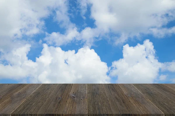 Mavi gökyüzü bulut ile ahşap Teras