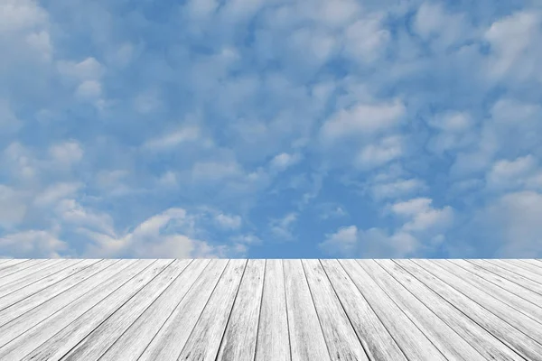 Blauwe hemel wolk met houten terras — Stockfoto