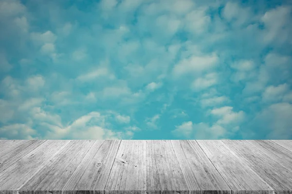 蓝蓝的天空云带木露台，复古风格的过程 — 图库照片