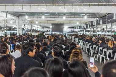 İnsanlar ödemek ve Tayland Kralı Bhumibol için saygı