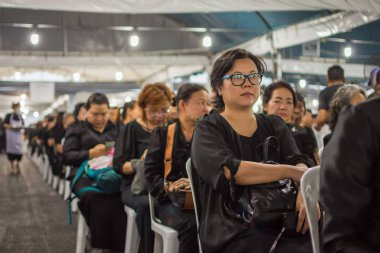 İnsanlar ödemek ve Tayland Kralı Bhumibol için saygı